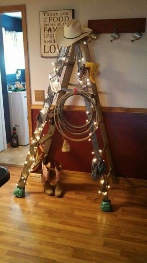 Western Christmas Party, Cowboy Christmas Tree, Western Christmas Decorations, Ladder Christmas Tree, Natal Country, Western Christmas Tree, Cowgirl Christmas, Primitive Country Christmas, Christmas Cowboy