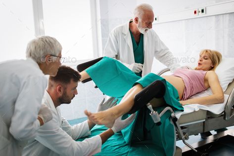 In the hospital woman in labor pushes to give birth, obstetricians assisting Gynecologist Visit, Gynecologist Exam, Normal Birth, Birth Pictures, Medical Photography, Massage Therapy Techniques, Birth Photos, Baby Hospital, Give Birth