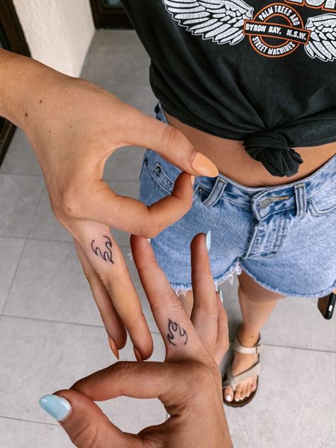 Flame Couple Tattoo, Cute Twin Flame Tattoos, Ideas For Matching Tattoos, Matching Flame Tattoos For Best Friends, Twinning Tattoos For Friends, Tattoos For Twin Flames, Fire Sign Matching Tattoos, Small Matching Tattoo Ideas For Friends, Cute Flame Tattoo