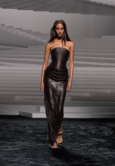 Versace Runway, Runway Fashion Couture, Runway Outfits, Versace Fashion, Versace Dress, Couture Mode, Glam Dresses, Looks Style, Fall 2024