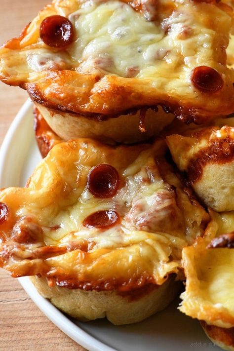 Baked Egg Cups, Pizza Cups, Deep Dish Pizza Recipe, Mini Pizzas, Pizza Bites, Pizza Recipes Homemade, Deep Dish Pizza, Pizza Recipes Dough, Pizza Party