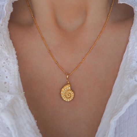 ༄ This 𝗚𝗼𝗹𝗱 𝗡𝗮𝘂𝘁𝗶𝗹𝘂𝘀 𝗦𝗲𝗮𝘀𝗵𝗲𝗹𝗹 necklace is perfect for ocean lovers and those who appreciate unique, nature-inspired jewelry. This necklace features a beautifully nautilus shell or 𝗦𝗘𝗔 𝗕𝗬 𝗟𝗢𝗨 shaped pendant, made from high-quality 18k gold plated stainless steel that is both durable and timeless. Also available in silver 🩶 ▼ 18k gold plated stainless steel ▼ Length: 45 cm with extend option to 50 cm. ▼ Pendant is approx. 25 mm . #summernecklace #summerjewelry #summerjewellery #waterpro... Gold Seashell Necklace, Gold Shell Necklace, Nautilus Shell, Seashell Necklace, Unique Nature, Summer Necklace, Nature Inspired Jewelry, Ocean Lover, Inspired Jewelry