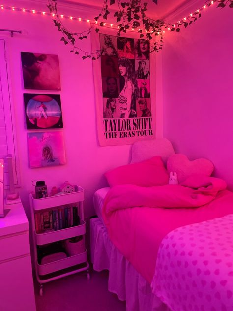 Girls Taylor Swift Bedroom, Preppy Taylor Swift Room, Taylor Swift Themed Room Decor, Taylor Swift Girls Room, Taylor Swift Room Inspiration, Swiftie Bedroom Ideas, Room Inspo Taylor Swift, Taylor Swift Room Ideas Bedrooms, Room Ideas Taylor Swift