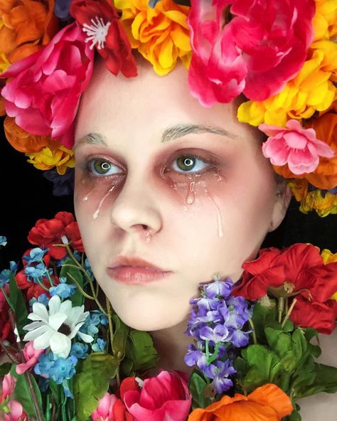 🌸MIDSOMMAR 🌼MAY 🌸 QUEEN 🌼 I had to start Halloween early... in August for this because I’m impatient and I liked this movie so much so I’m… Midsommar May Queen, Sweet Peach Palette, Creepy Costumes, Peach Palette, May Queen, Cute Couple Halloween Costumes, Pretty Halloween, Queen Costume, Model Inspo