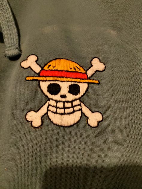 Straw hat symbol One Piece Stitching Ideas, Anime Embroidery Designs One Piece, Anime Emboirdery, One Piece Luffy Embroidery, One Piece Anime Embroidery, One Piece Embroidery Design, One Piece Crafts Anime, Embroidery Anime Ideas, Straw Hat Embroidery