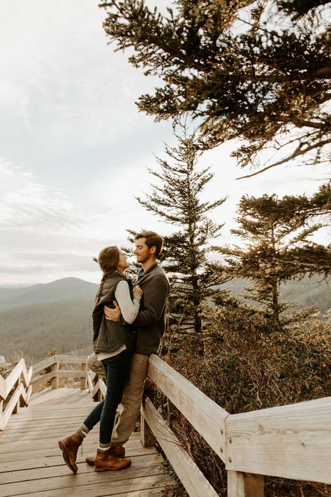 Engagement Hike Outfit, Hiking Family Pictures, Family Photos Hiking, Photo Poses For Couples Mountains, Nc Mountain Engagement Photos, Gatlinburg Couple Pictures, Engagement Hiking Photos, Couple Picture Mountains, Hiking Engagement Photoshoot