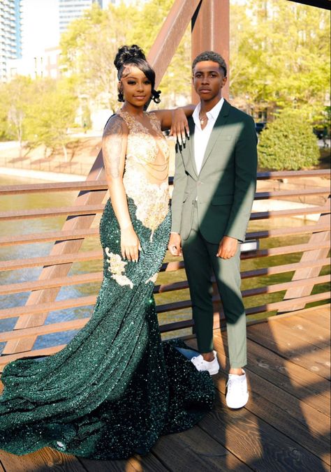 Green And Gold Prom, Arabian Nights Prom Dress, Couple Prom Outfits, Prom Suit And Dress, Prom Couples Outfits, Prom 2k24, Couple Prom, Prom Picture Poses, Prom Suit