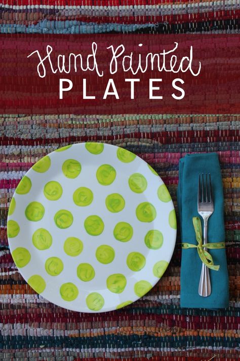 Hand Painted Polka Dot Plates! Add a little spunk to your kitchenware. Diy Plate Painting, Plate Decorating Ideas, Painting On Plates Acrylic, Painting Pottery Plates, Paint Plates, White Ceramic Plates, Sharpie Plates, Decorated Plates, Plates Ideas