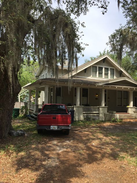 80s American House, Suburb House Exterior, Obx House Aesthetic, Low Class House, American Houses Aesthetic, Small House Aesthetic Exterior, American Small Town Aesthetic, 80s House Exterior Aesthetic, Town House Aesthetic