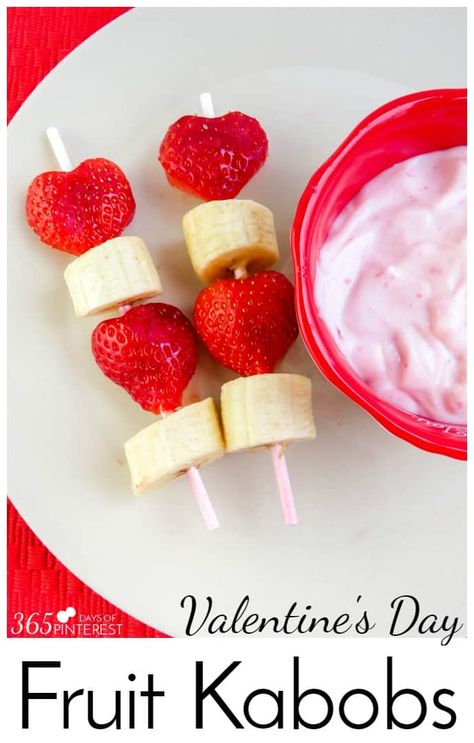 Kabobs Fruit, Fruit Valentines, Fruit Kabobs Kids, Strawberry Snacks, Valentines Party Food, Valentines Breakfast, Valentines Snacks, Healthy Valentines, Fruit Kabobs