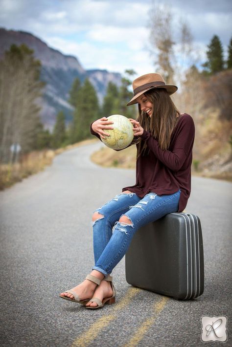 Senior picture props // a globe and a suitcase, perfect for traveling photography! #PhotographyForBeginners Muffins Videos, Photography Ideas Travel, Senior Picture Poses, Softball Senior Pictures, Senior Picture Props, Photo Voyage, Digital Photography Lessons, Travel Photoshoot, Digital Photography Backdrops