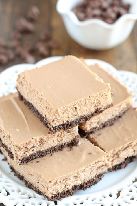 These Skinny Mocha Cheesecake Bars are lightened up with Greek yogurt and less sugar!  Serve these bars for an easy and lighter dessert. Yogurt Dessert Recipes, Mocha Cheesecake, Oatmeal Chocolate Chip Bars, Yogurt Dessert, Mocha Cake, Indulgent Food, Cake Maker, Less Sugar, Light Desserts