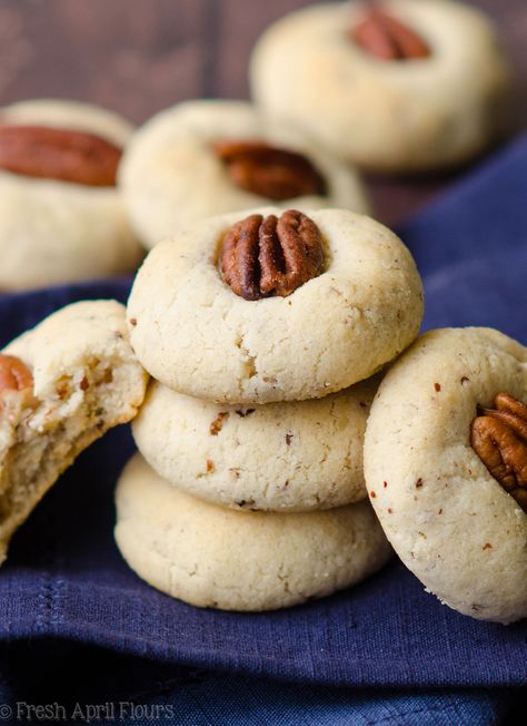 Almond Flour Pecan Sandies: An easy, one bowl recipe for gluten free, buttery pecan cookies. Using Almond Flour, Pecan Sandies, Keto Christmas Cookies, Almond Flour Cookies, Desserts Keto, Keto Holiday, Postre Keto, Keto Christmas, No Flour Cookies