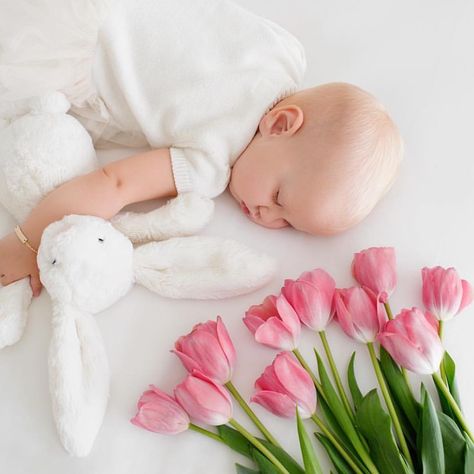 Spring Baby Pictures, Baby Easter Pictures, Baby Holiday Photos, Easter Baby Photos, Baby Sleep Training, Easter Photography, Easter Photoshoot, Baby Milestones Pictures, Foto Newborn