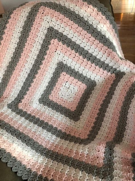 C2C in the round (c) Crochet Blanket In The Round, C2c In The Round, Crochet Blanket Round, Crochet Corner To Corner, Crochet Quilt Pattern, Crochet C2c Pattern, C2c Crochet Pattern Free, C2c Crochet Blanket