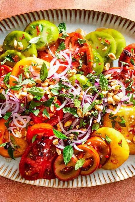 This easy Vietnamese Tomato Salad has a flavor-packed dressing and is topped with red onion, peanuts, fresh mint and Thai basil. Recipes For Salads, Bean Salads, Tomato Salad Recipe, Comfort Food Desserts, Smoked Salmon Salad, Salad Maker, Spring Salad Recipes, Tomato Salad Recipes, Quick And Easy Soup