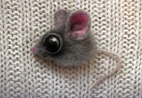 Needle Felted Brooch, Scarf Coat, Felted Mouse, Bag Scarf, Mouse Crafts, Needle Felting Diy, Fabric Brooch, Brooch Diy, Felt Mouse