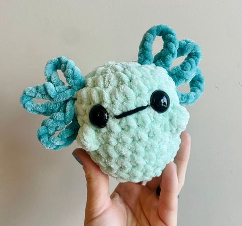 Baby Axolotl - No Sew Market Make! – yarnybox No Sew Axolotl Crochet Pattern Free, Crochet No Sew Amigurumi, Crocheted Axolotl, Crochet Stuffys, Free Crochet Toy Patterns, Crochet Puppets, Axolotl Crochet, Baby Axolotl, Invisible Decrease