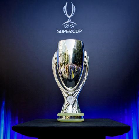 Supercoppa europea Tottenham Football, Soccer Cup, Soccer Trophy, Football Tattoo, Nike Football Boots, Sports Trophies, Champions League Football, Football Trophies, Soccer Birthday Parties