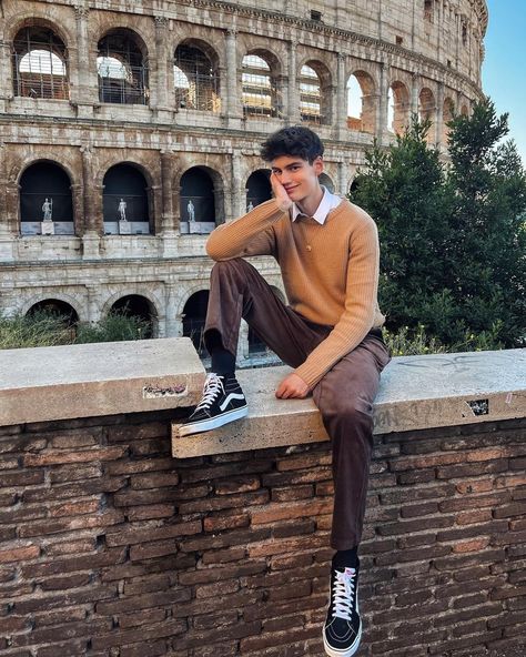 Aesthetic boy's College Outfit Ideas Student, Poses Lighting, Look Good In Photos, Moritz Hau, Photo Game, Inheritance Games, College Guys, The Colosseum, Mens Trendy Outfits