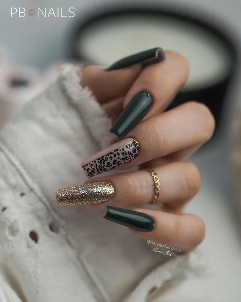 40 Nail Art Trends 2023 to Inspire You Christmas Nail Art Easy, Simple Fall Nails, Abstract Nail Art, Leopard Print Nails, Fall Nail Art Designs, Light Nails, Trendy Nail Art Designs, Christmas Nail Art Designs, Bling Acrylic Nails