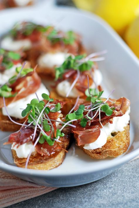 Prosciutto Crostini, Honey Drizzle, Crispy Prosciutto, Lemon Honey, Party Food Appetizers, Food Platters, Naan, Appetizers For Party, Finger Food