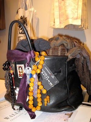 JANE'S BIRKIN BAG http://www.nomad-chic.com/birkin-bag-brain.html Jane Birkin Hermes, Birken Bag, Jane Birkin Style, Bag Obsession, What In My Bag, Chic Leather, Jane Birkin, Bags Aesthetic, Hermes Handbags