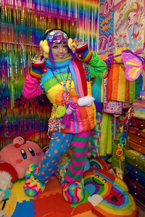 Rainbow Winter Outfit, Kidcore Outfit Ideas, Gremlin Aesthetic, Decora Kei Aesthetic, Decora Fashion Outfits, Rainbowcore Fashion, Cybr Grl, Harajuku Decora Kei, Decora Kei Fashion