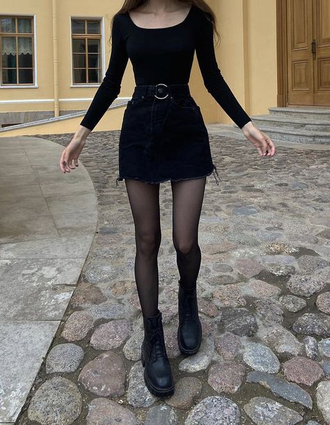 Simple Goth Outfit, Estilo Emo, Casual Goth, Look Grunge, Corps Parfait, Effortless Outfit, Dark Outfits, Goth Outfits, Feminine Outfit