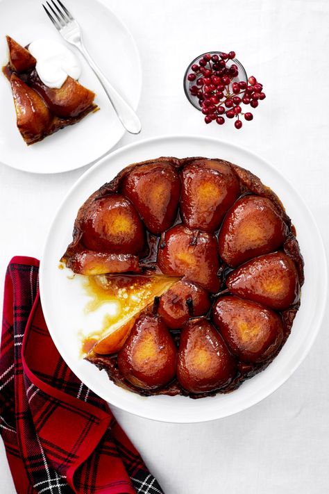 A traditional tarte tatin uses apples and a classic pastry crust, but this pear tarte tatin recipe uses pears and flaky puff pastry for a beautiful effect. Pear Tarte, Pear Tarte Tatin, Tart Tatin, Tarte Tatin Recipe, Pear Tart, Spiced Pear, Pear Recipes, Poached Pears, Pastry Crust