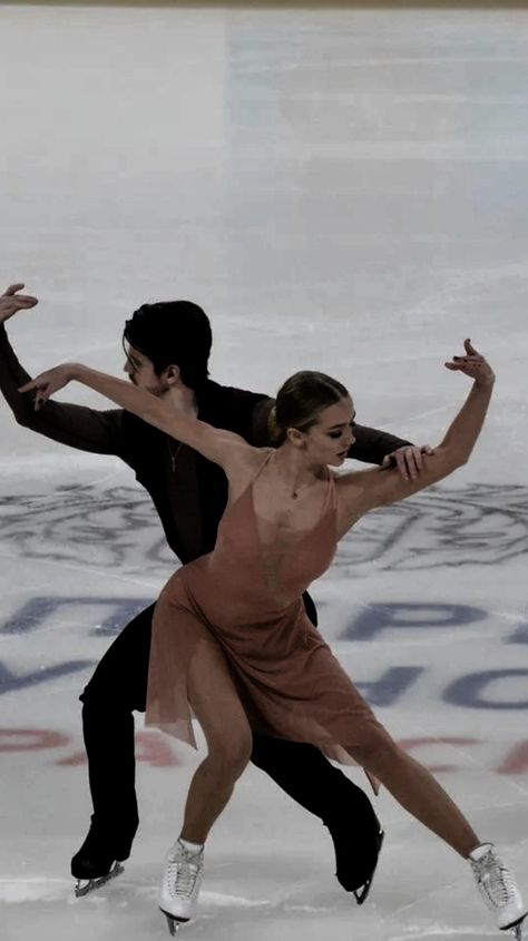 Pairs Figure Skating Aesthetic, Pair Ice Skating, Pair Skating Aesthetic, Duo Figure Skating, Partner Figure Skating, Pair Figure Skating, Figure Skating Poses, Senior Assassin, Figure Skating Couple