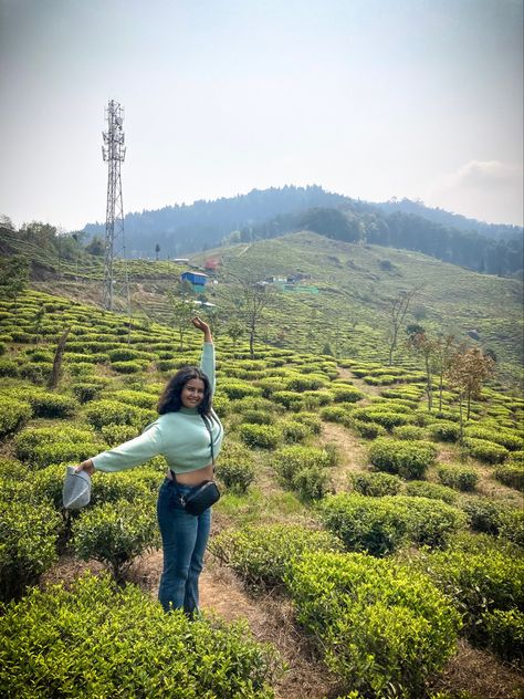 Darjeeling Aesthetic Outfit, Darjeeling Video, Darjeeling Photography, Darjeeling Aesthetic, Mountain Poses Photo Ideas, Mountain Poses, Darjeeling Travel, Darjeeling Tea, Mountain Pose