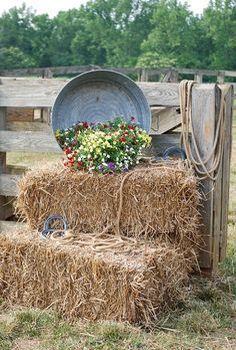 Hay Bales Bbq Decorations, Backyard Bbq Party, Wild West Party, Party Seating, Country Party, Deco Champetre, Western Birthday, Barn Parties, Barn Dance