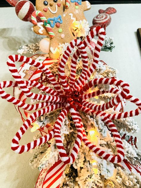 Peppermint and Gingerbread Themed Christmas Tree for the Kitchen - Word & Home Diy Peppermint Ornaments, Ginger Bread Christmas Trees, Gingerbread Themed Christmas Tree, Gingerbread Themed Christmas, Peppermint Christmas Decorations, Peppermint Christmas Tree, Christmas Centrepieces, Peppermint Ornament, Xmas Pics