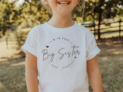 Big Sister Shirt Ideas, Gender Reveal Outfits For Mom, Big Sister Shirts, Sahm Schedule, Big Sister Announcement Shirt, Baby 2 Announcement, Gender Reveal Outfits, Sister Announcement, Big Sister Announcement