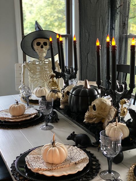 Décoration Table Halloween, Halloween Table Centerpieces, Halloween Aesthetics, Halloween Table Settings, Table Halloween, Halloween Fest, Halloween Decor Diy, Classy Halloween, Halloween Tablescape