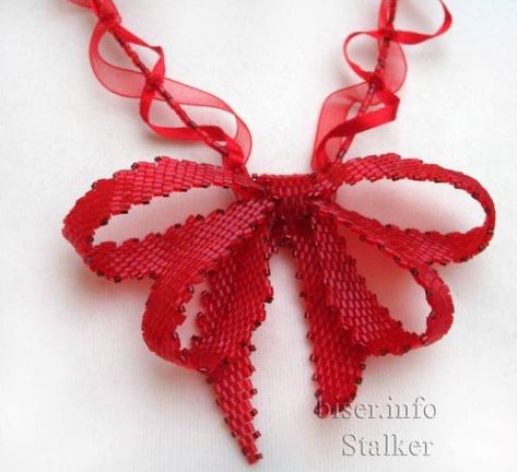 I love this glamorous and fun bead and ribbon bow necklace tutorial  by Stalker over on biser,info. It will certainly dress up a plain dr... Bow Necklace Tutorial, Bow Necklace Diy, Beaded Pins, Ribbon Bow Tutorial, Chainmail Patterns, Diy Crafts Ideas, Free Jewellery Making Tutorials, Pink Statement Necklace, Make A Bow