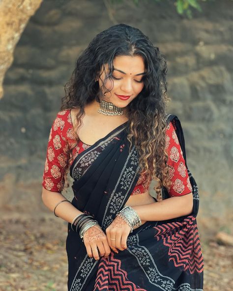 Saree Vibes Hidden Face Aesthetic, Girls Dpz Stylish, Sisters Photoshoot Poses, Bride Photos Poses, Saree Poses, Stylish Aesthetic, Desi Fashion Casual, Face Aesthetic, Saree Photoshoot