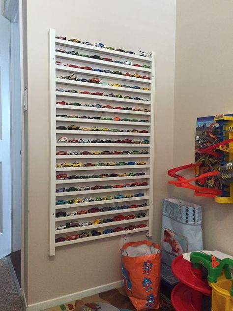 10 ways to repurpose a baby crib | Life, Creatively Organized. Hot Wheels Organizer, Old Baby Cribs, Hot Wheels Storage, Toy Car Storage, Old Cribs, Hot Wheels Display, Diy Rangement, Cars Room, Diy Display