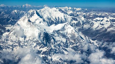 How Many People Have Died Climbing Mt. Everest? Gunung Everest, Climbing Everest, Travel Quiz, Travel Facts, Surprising Facts, Chicago Tribune, Ski Trip, Mountaineering, Wall Calendar