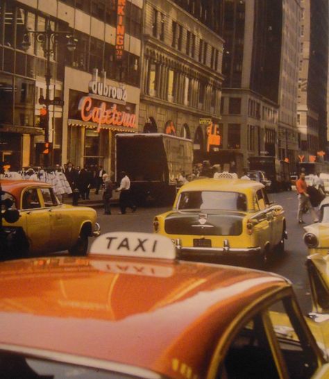 New york city 1959, twitter. Foto Muro Collage, Istoria Artei, Wallpaper Retro, 70s Aesthetic, Fotografi Vintage, Desain Signage, New York Aesthetic, Orange Aesthetic, Picture Collage Wall