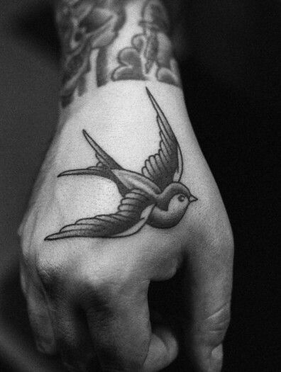 Swallow Swallow Tattoo Design, Swallow Bird Tattoos, Herren Hand Tattoos, Vogel Tattoo, Tatuagem Masculina Pequena, Tattoo Bird, Sparrow Tattoo, Swallow Tattoo, Hand Tats