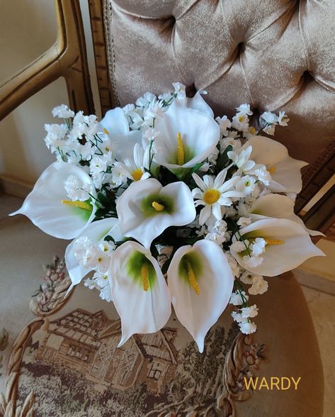 #Calla #lily and #daisies #silk #flowers in a round shape #wedding #bouquet. #ManalSolaiman #WARDYFLORAL. Calla Lily And Daisy Bouquet, Lilies And Daisies Bouquet, Daisy Bouquet Wedding, Lily Bridal Bouquet, Cascading Bridal Bouquets, Daisy Wedding, Daisy Bouquet, Prom 2024, Lily Bouquet