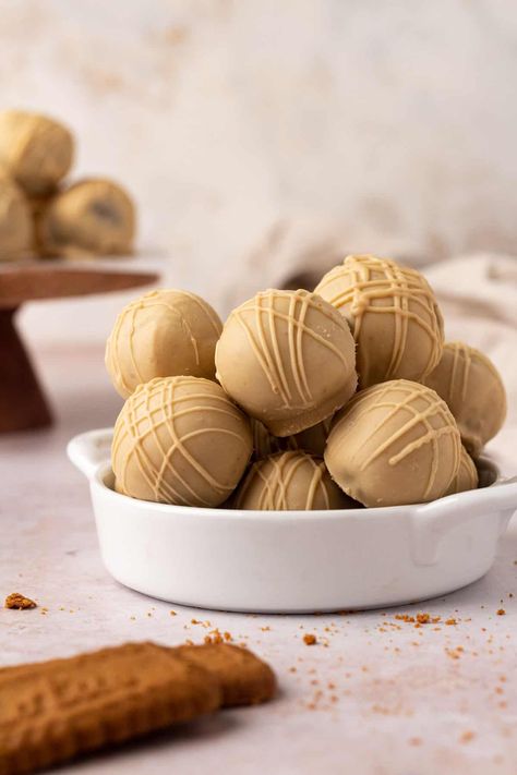 Biscoff Truffles Recipe, Truffle Photography, Biscoff Truffles, Biscoff Cream, Strawberry Cheesecake Cookies, Rakhi 2023, Holiday Baking Gifts, Butter Pie Crust, Cranberry Orange Shortbread Cookies