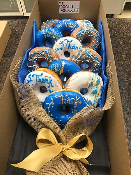 Donut Gift Box Ideas, Donut Bouquet Ideas, Donut Bouquet Diy, Donut Gift Basket, Mini Donuts Decoration, Donut Bouquet, Adult Tea Party, Donut Decorating Ideas, Bake Sale Packaging