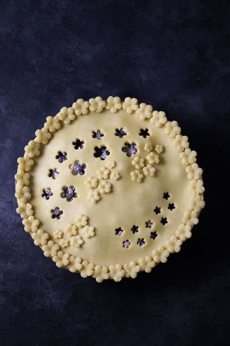 Blueberry Pie Decoration, Pie Decorating Ideas, Elegant Pie, Pie Decor, Creative Pie Crust, Fancy Pie Crust, Birthday Pie, Cornmeal Crust, Pie Crust Art