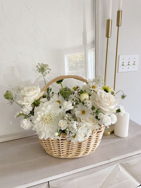 Basket Of Daisies, Flower Arrangements Basket, Basket Floral Arrangements, Flower Basket Ideas, Japanese Florist, Flowers In Baskets, Creative Easter Basket Ideas, Tea Party Baby Shower Theme, Paper Bouquet Diy