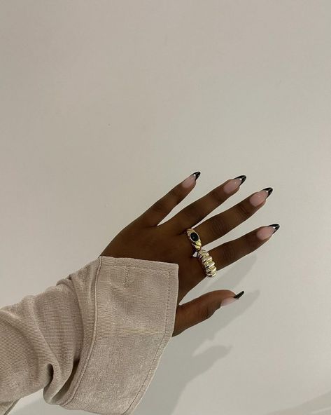 Chrome Nails Dark Skin 17 Ideas: Adding Glamour and Elegance to Your Look - women-club.online Short Elegant Nails For Black Women, Nail Designs For Black Skin, Black Skin Nail Color, Elegant Nails Black Woman, Oval Nails Black Women, Black Women Nails Polish Dark Skin, Black Nails On Black Woman, Nail Art For Black Skin, Black Skin Nails