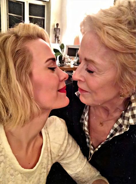 Sarah Paulson And Holland Taylor, Holland Taylor, Sarah Paulson, Girlfriend Goals, Couples Vibe, Classic Actresses, Middle Aged Women, Badass Women, Cate Blanchett