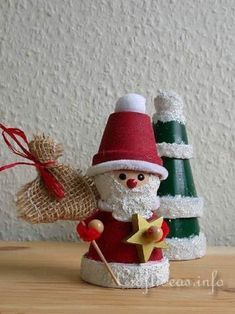 20 DIY Clay Pot Christmas Decorations That Add Charm To Your Holiday Décor Kunst For Barn, Free Christmas Crafts, Santa Claus Crafts, Santa Klaus, Kerajinan Diy, Christmas Craft Ideas, Terra Cotta Pot Crafts, Christmas Pots, Santa Crafts